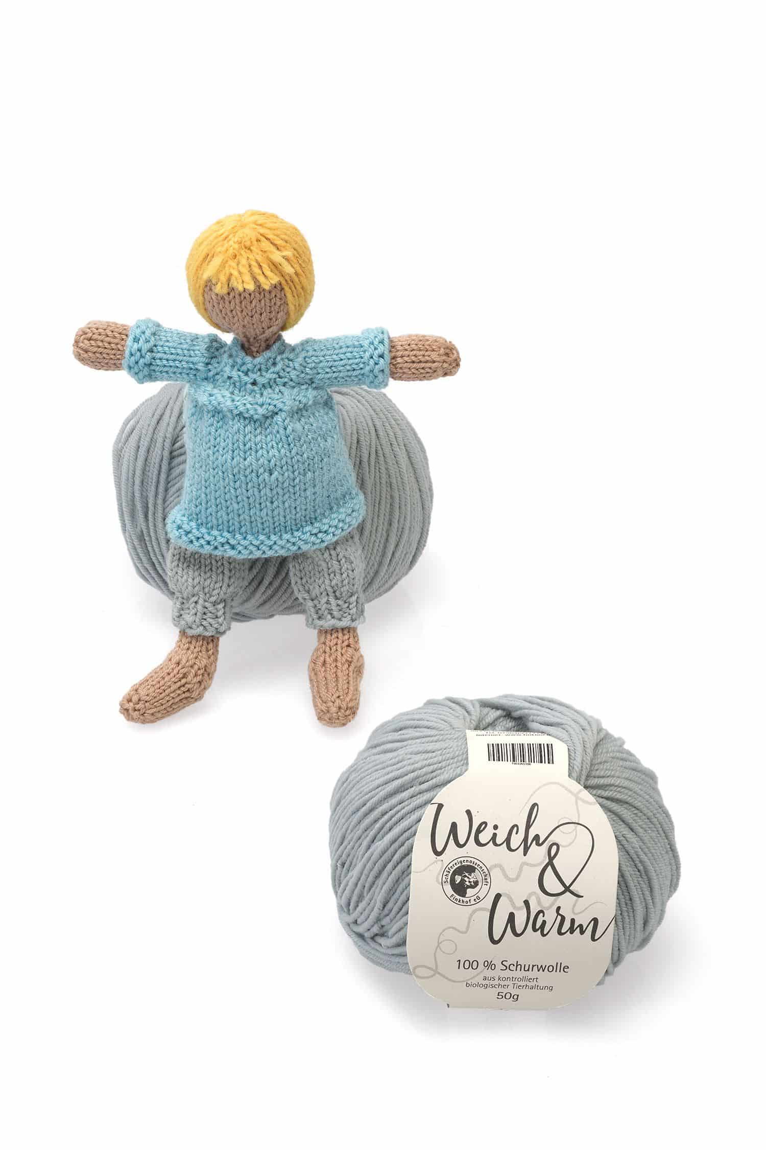 Finkhof Merinowolle Weich&Warm in silber aus bio Wolle (kbT) als Knäule mit Puppe daneben