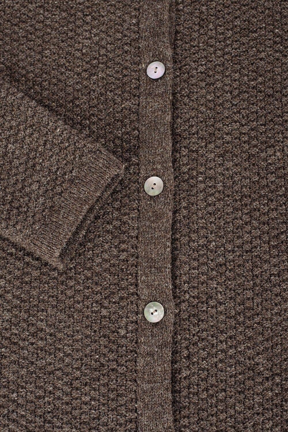 Detailaufnahmen der Knöpfe und Ärmelbündchen von der braunen Strukturjacke vom Finkhof aus bio Wolle (kbT)