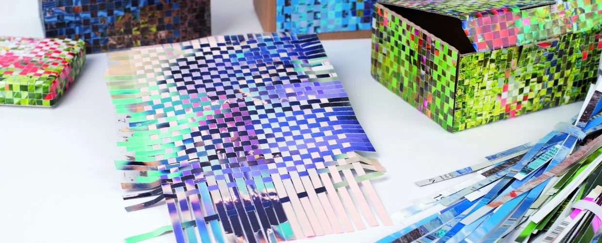 Herstellung von bunten Papierschachteln aus gewebten Papierstreifen