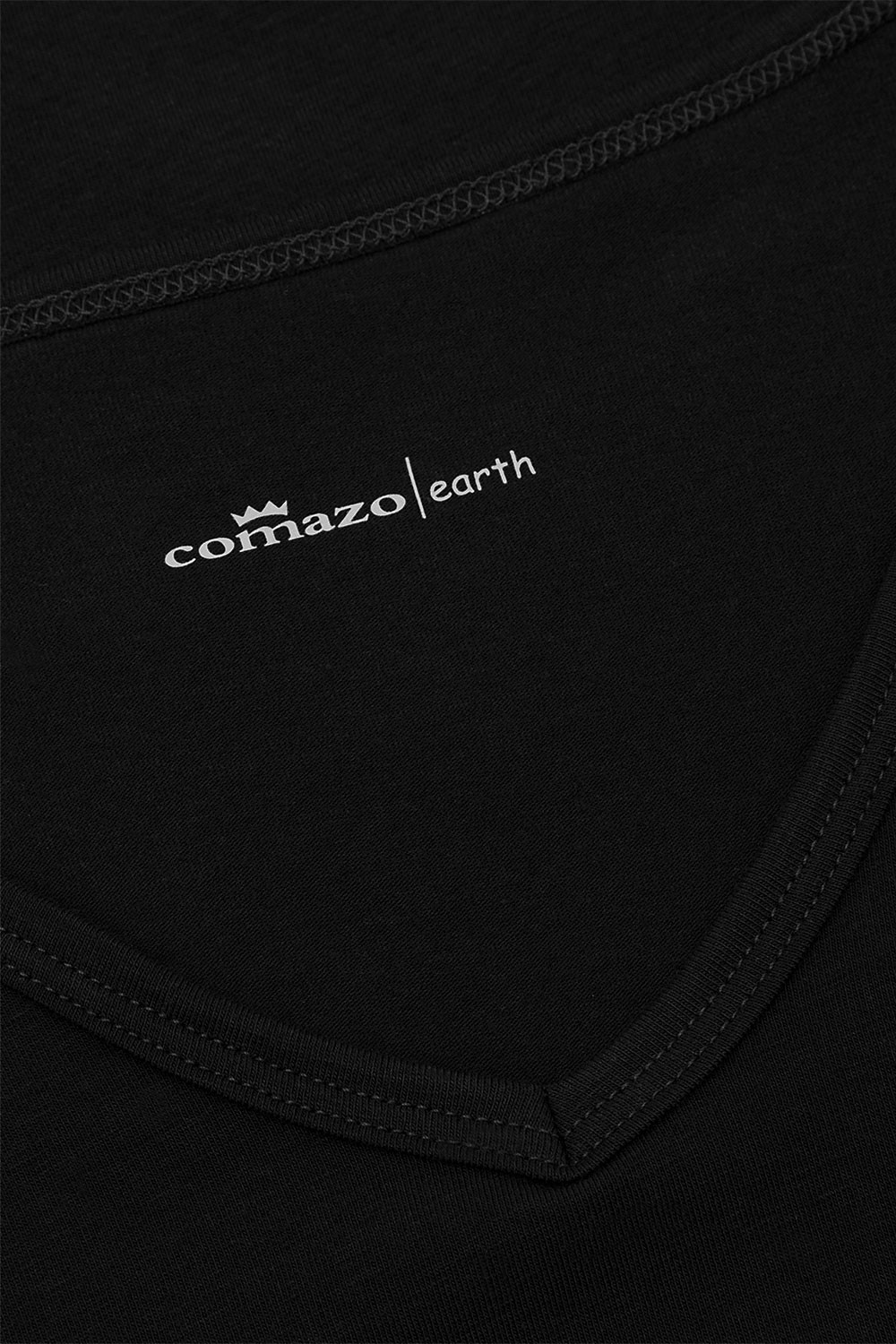 Detailaufnahme vom Druck des Firmennamen auf schwarzem Kurzarmshirt aus bio Baumwolle (kbA) und Elasthan mit V Ausschnitt