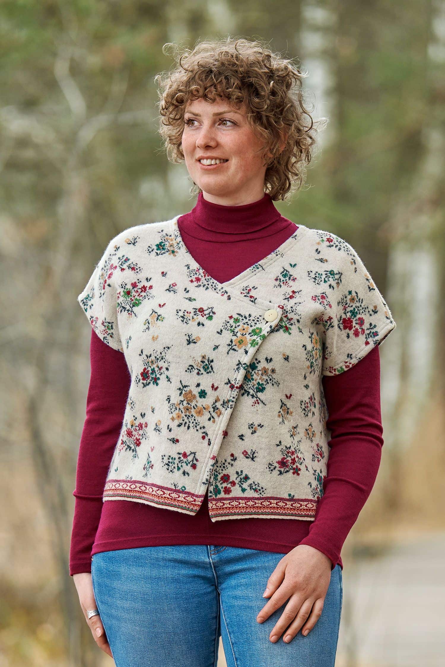 Frau trägt bordeauxroten Unterziehrolli aus bio Wolle (kbT) und Seide mit weißer Weste