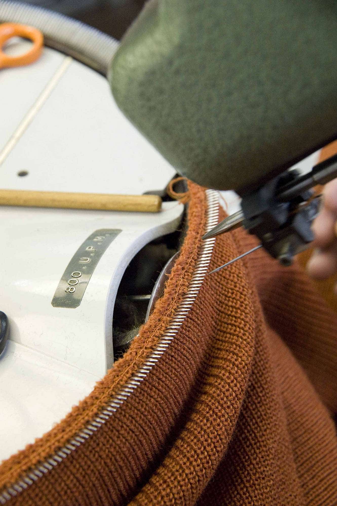 ueber-uns-unsere-wolle-strickerei-web-153 oranger Strickstoff aus Finkhof Wolle in Maschine