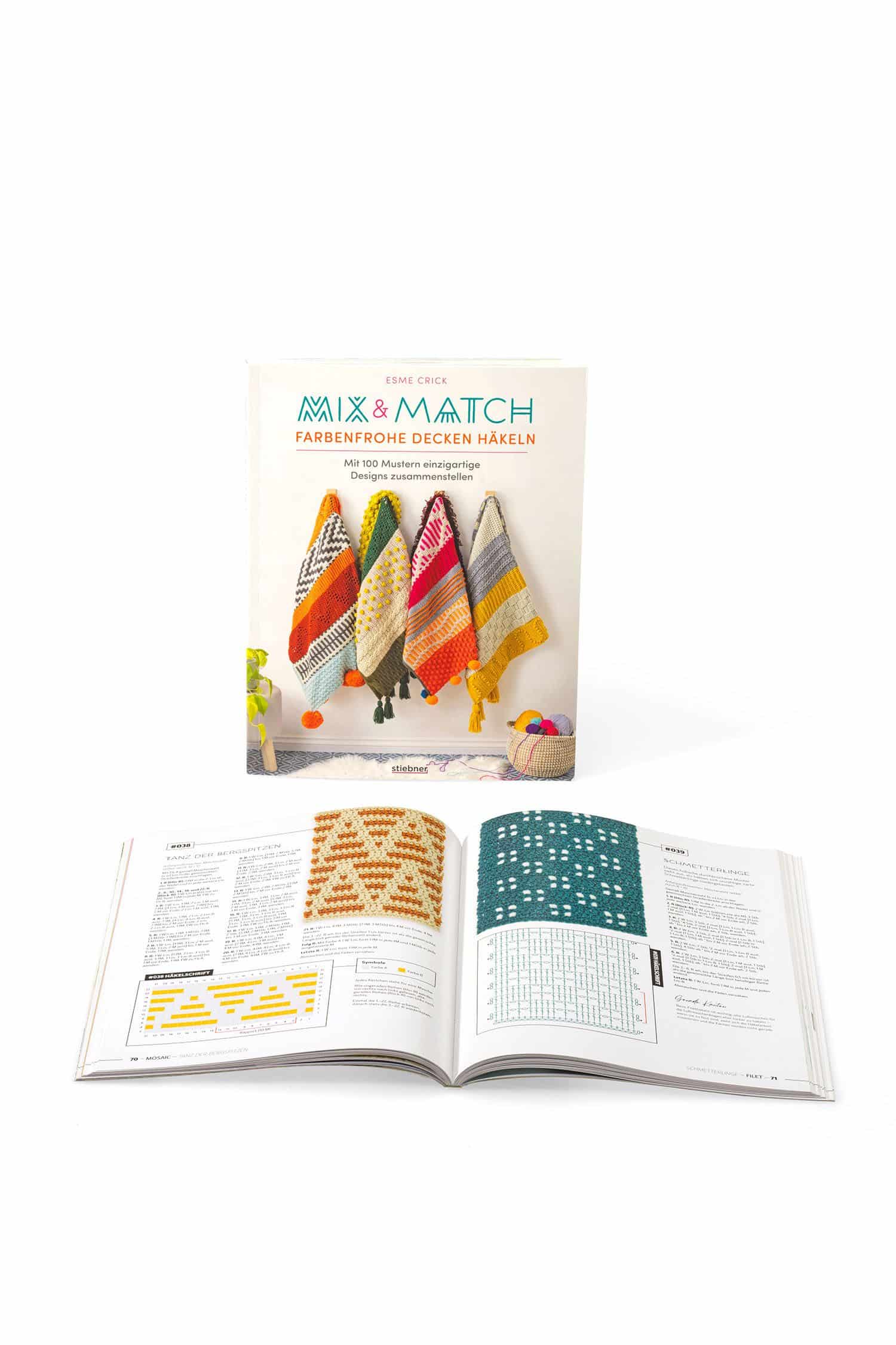 Buch ,,Mix & Match Farbenfrohe Decken häkeln" mit aufgeschlagenem Exemplar davor
