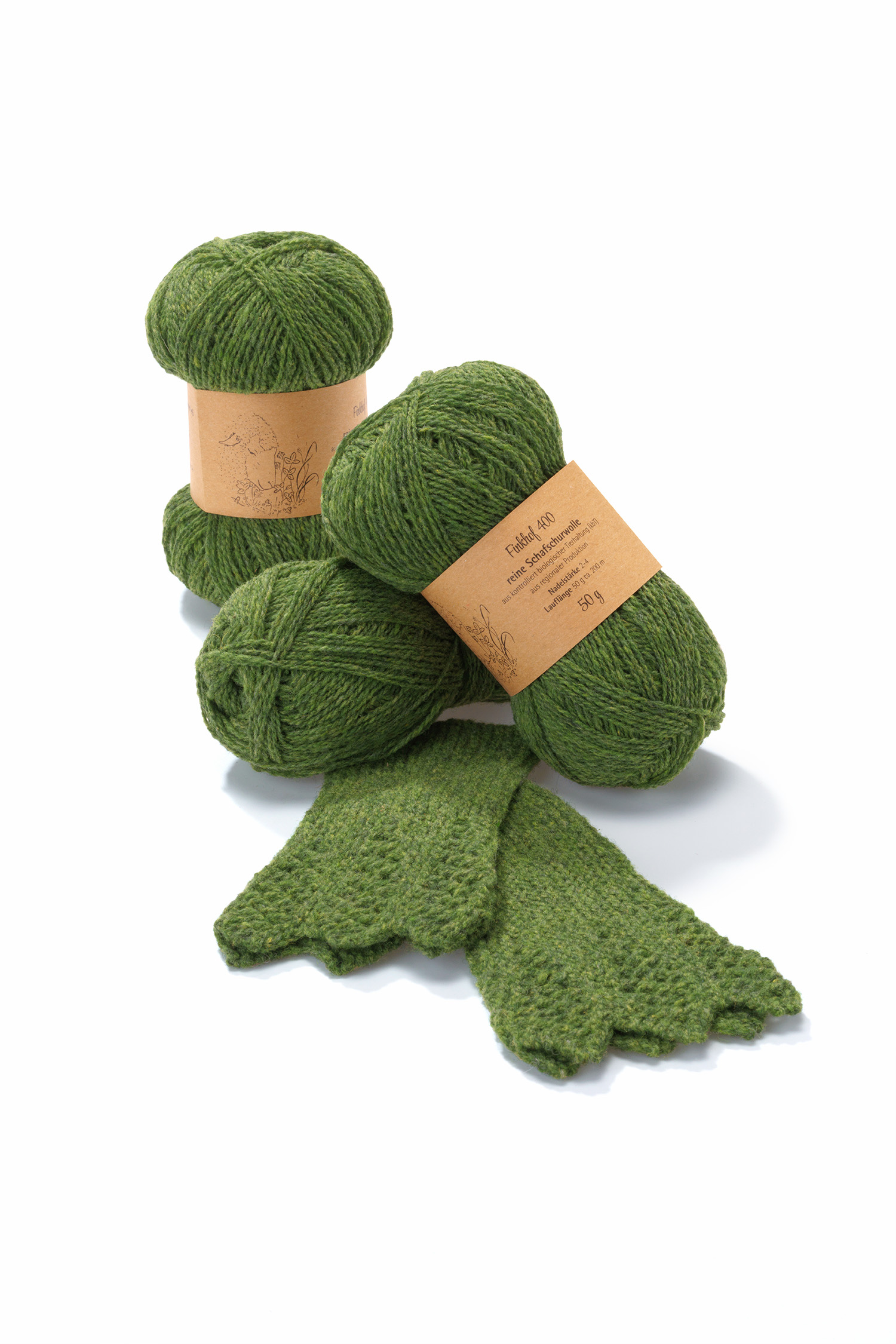 Finkhof Strickwolle 400 in grün aus Bio-Wolle mit gestrickten Stulpen aus Beispiel
