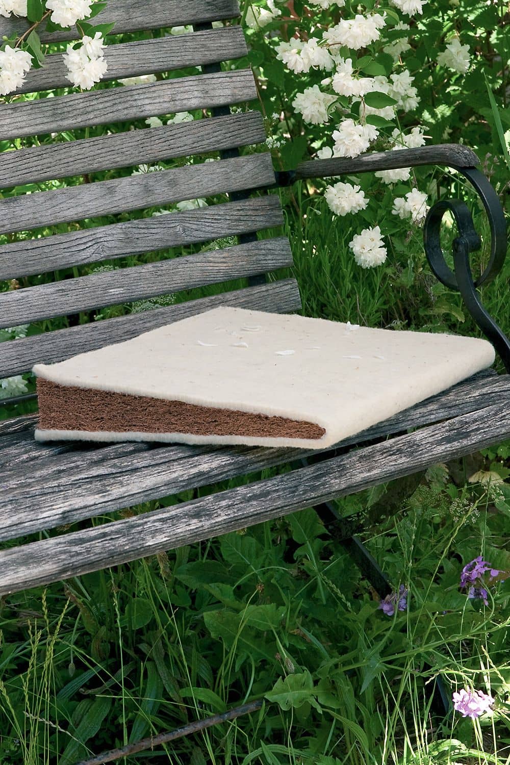 Keilkissen, weiß 35 x 40 cm weißes Finkhof Keilkissen aus bio Wolle (kbT) und Kokos auf Holzbank
