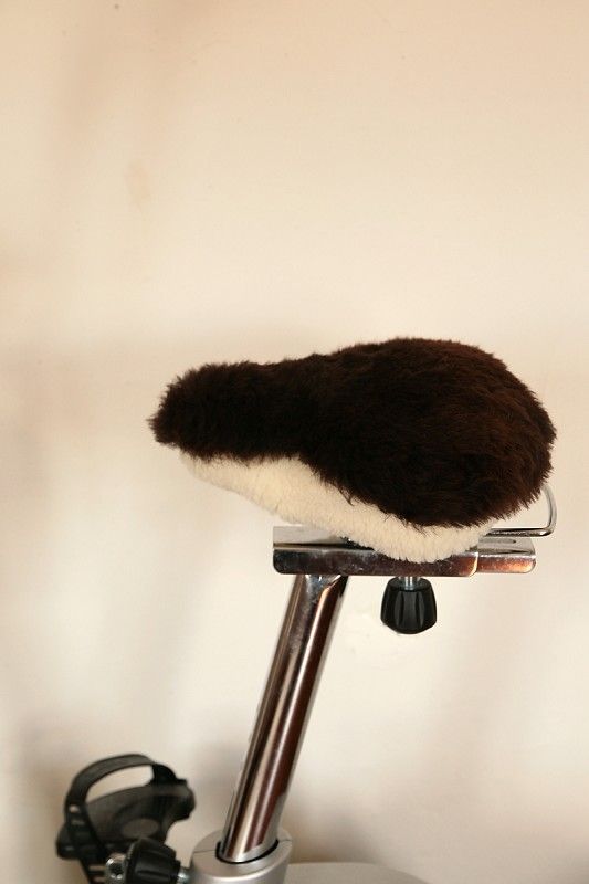 brauner extrabreiter pflanzlich gegerbter Sattelbezug vom Finkhof aus bio Wolle (kbT) und Schaffell auf Hometrainer