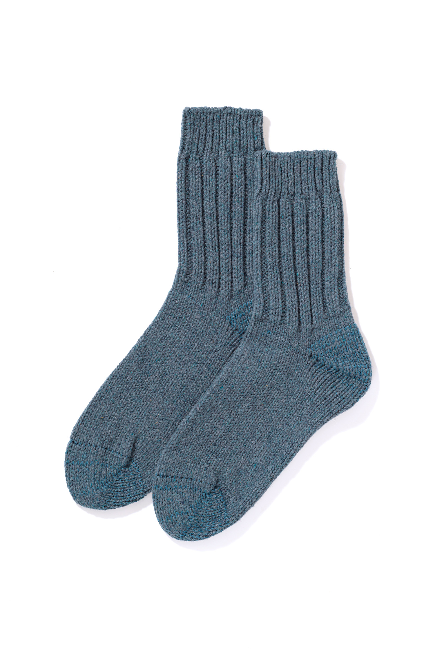 ein Paar dicke Finkhof Wollsocken in rauchblau aus bio Wolle (kbT), Freisteller