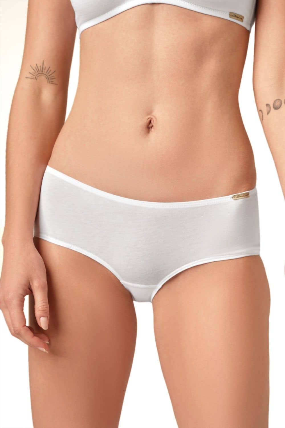 Frontansicht von Model mit weißer Damenpanty aus bio Baumwolle (kbA) und Elasthan