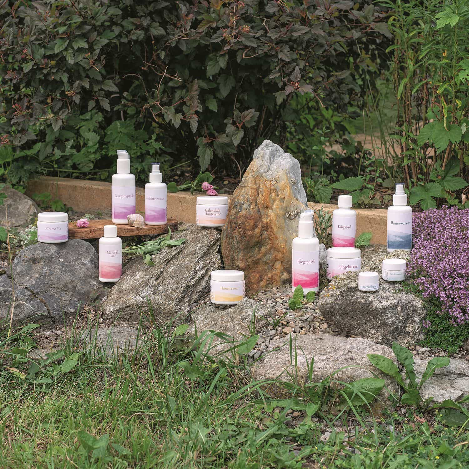 Finkhof Kosmetikprodukte auf Steinen platziert
