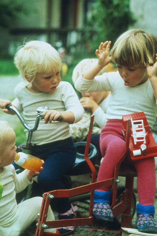 Finkhof Kinder spielen auf Fahrzeug