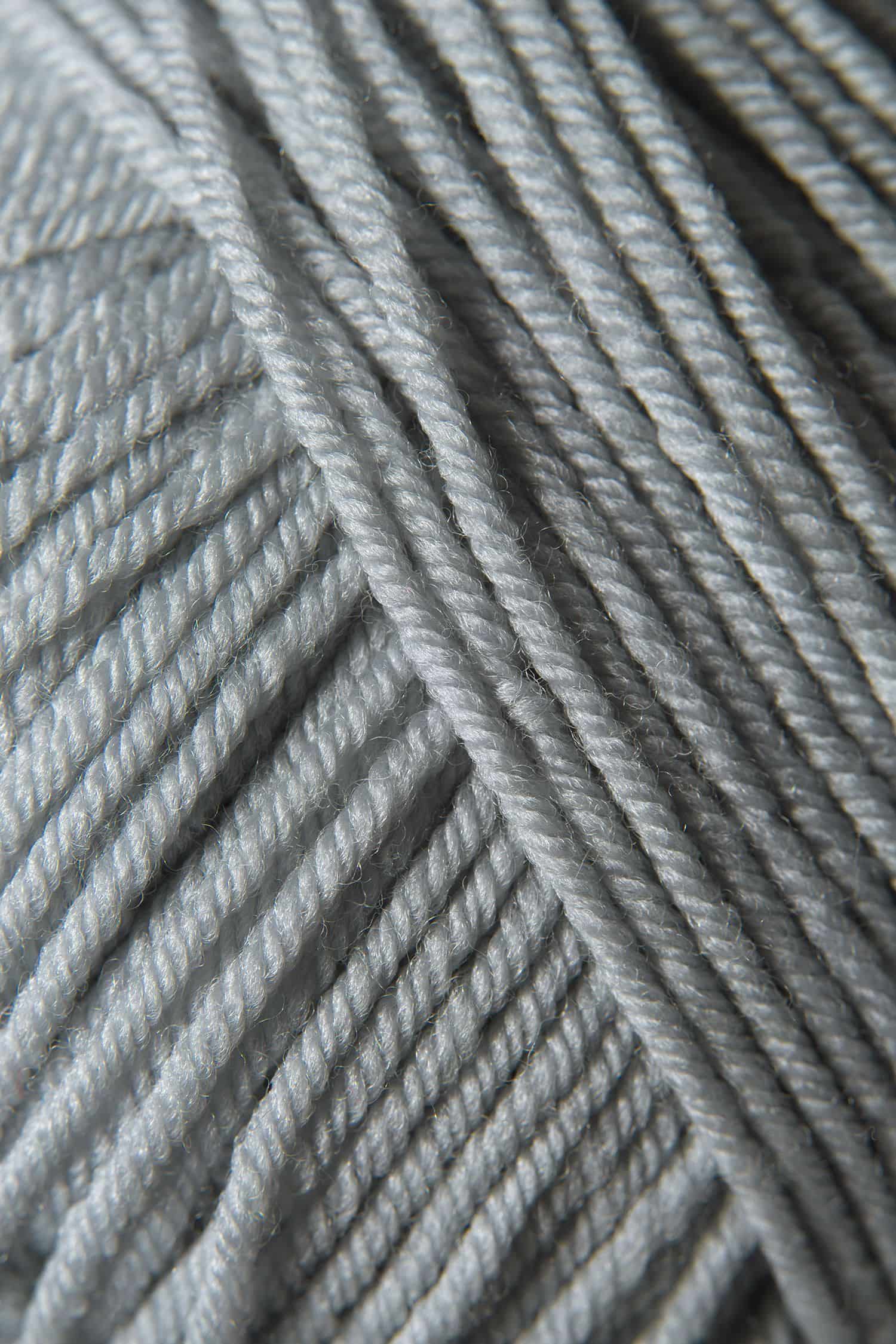 Nahaufnahme von Finkhof Merinowolle Weich&Warm in silber aus bio Wolle (kbT)