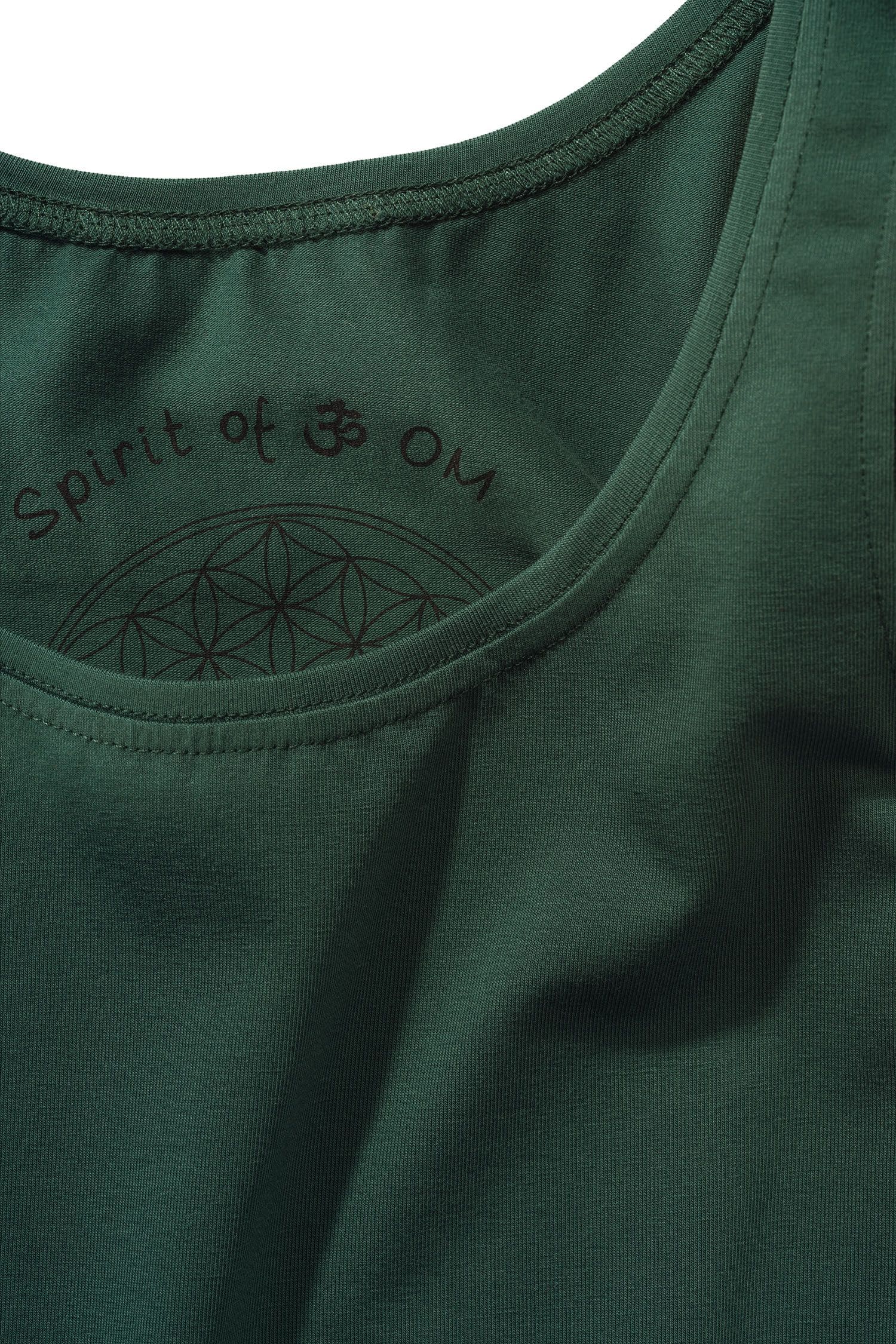 Detailaufnahme vom Kragen des waldgrünen Yoga Tops aus bio Baumwolle (kbA) und Elasthan