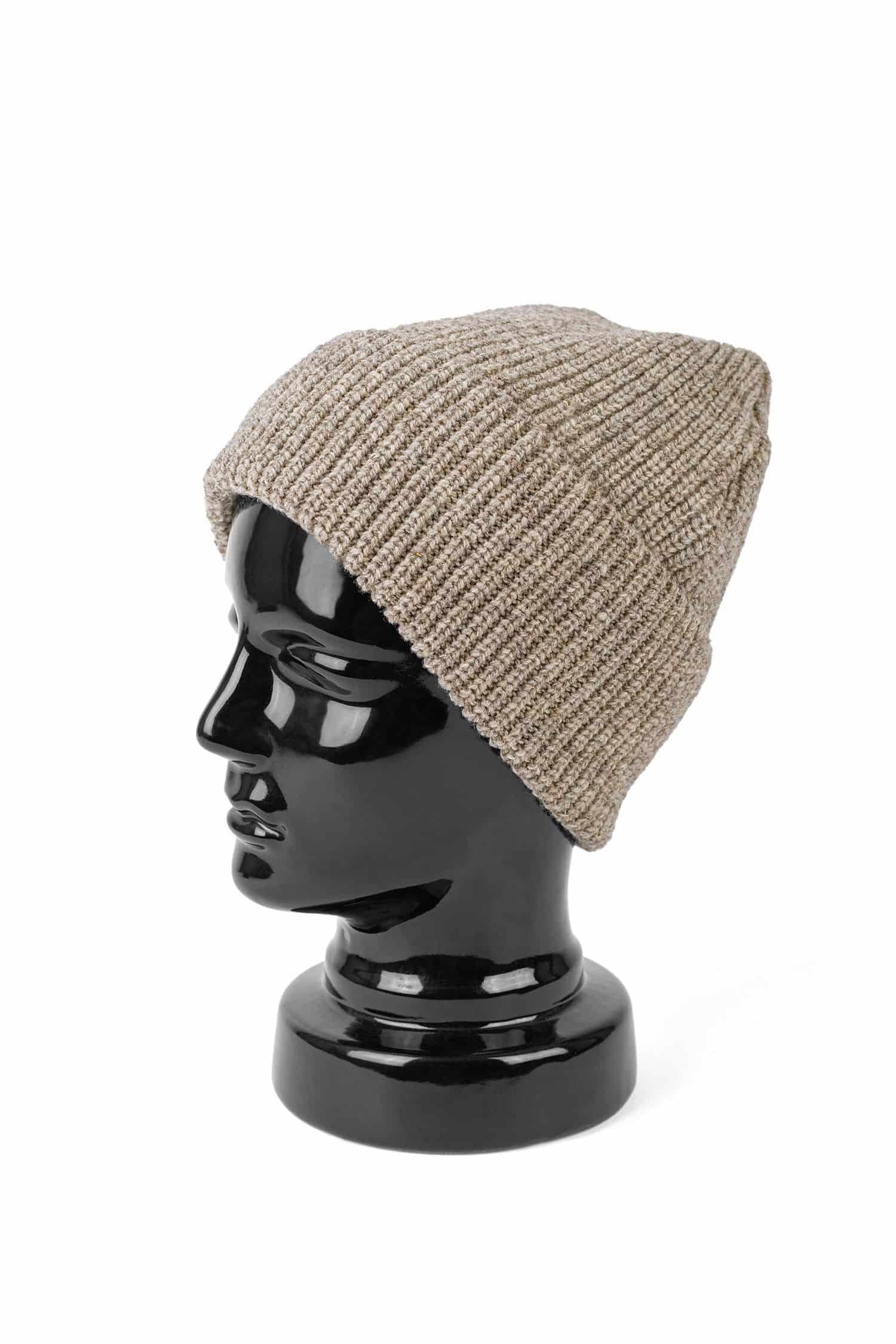 graue Finkhof Mütze aus bio Wolle (kbT) auf schwarzem Puppenkopf