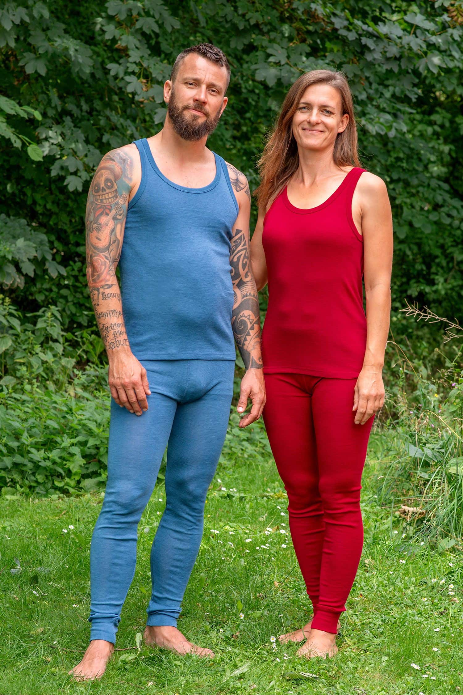 Wollträgerhemd unisex Frau und Mann tragen lange Unterhose und Wollunterhemd aus bio Wolle (kbT) in rot und blau