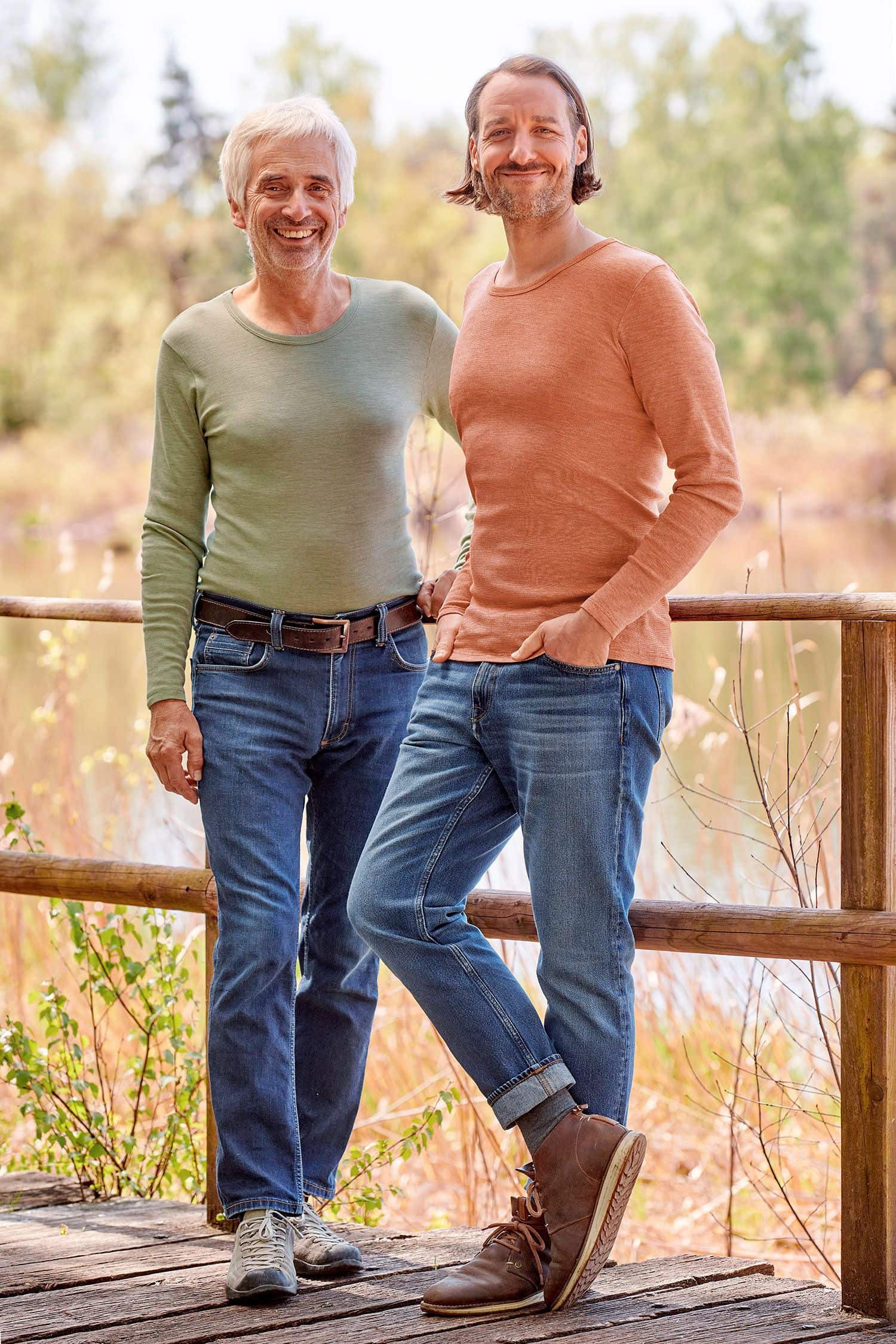 Baumwolle-Wolle-Seide Herren-Langarmshirt Männer tragen orange und grüne Langarmshirts aus bio Wolle (kbT), bio Baumwolle (kbA) und Seide