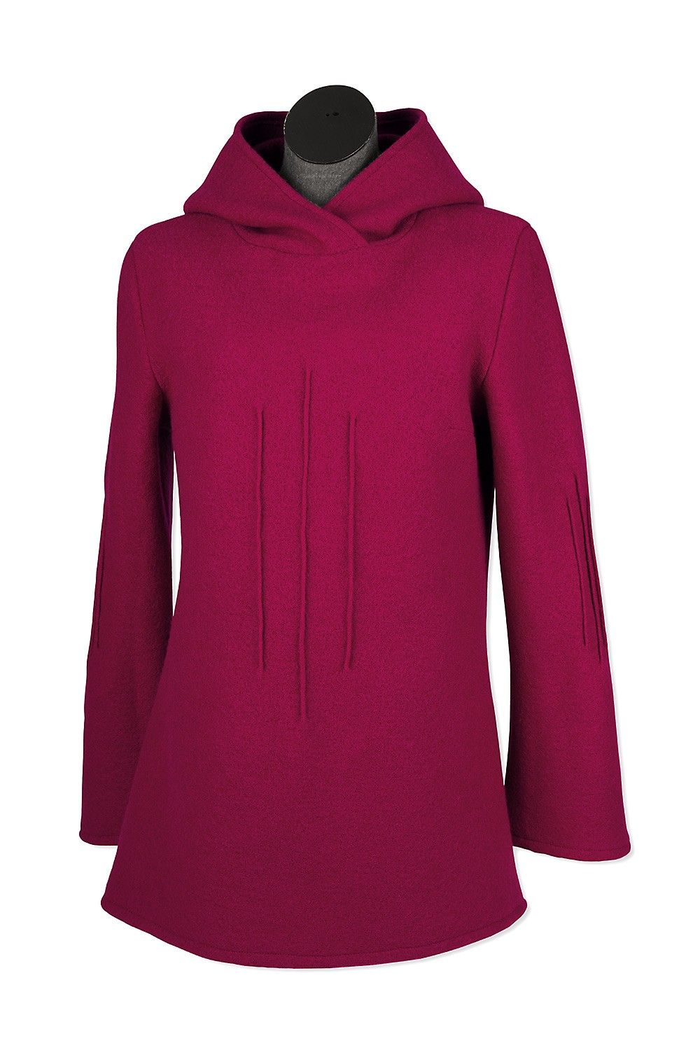 Pullover mit Kapuze aus pinkem Strickwalk aus bio Wolle (kbT) an einer Schneiderpuppe