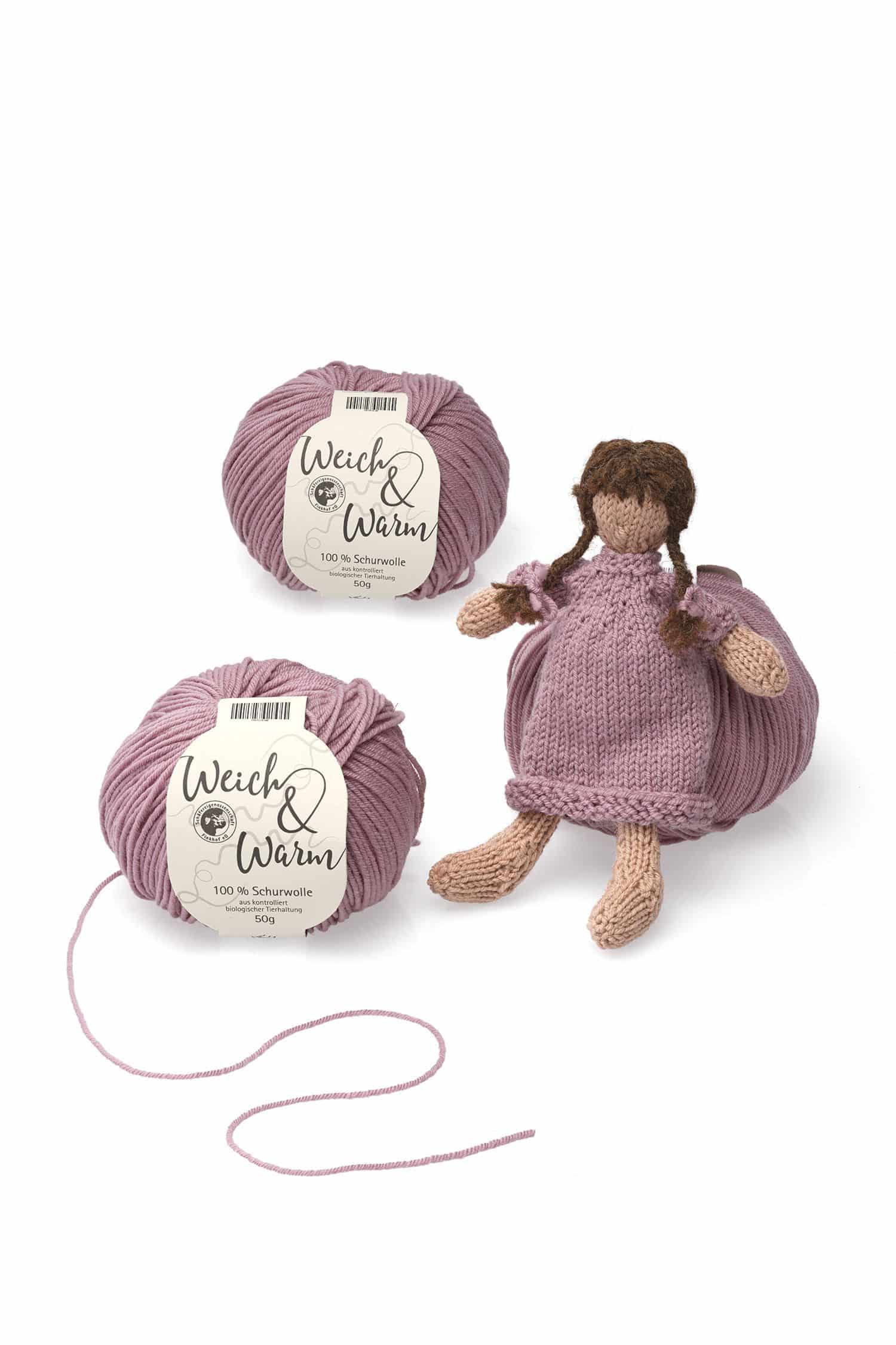 Finkhof Merinowolle Weich&Warm in altrosa aus bio Wolle (kbT) als Knäule mit Puppe daneben