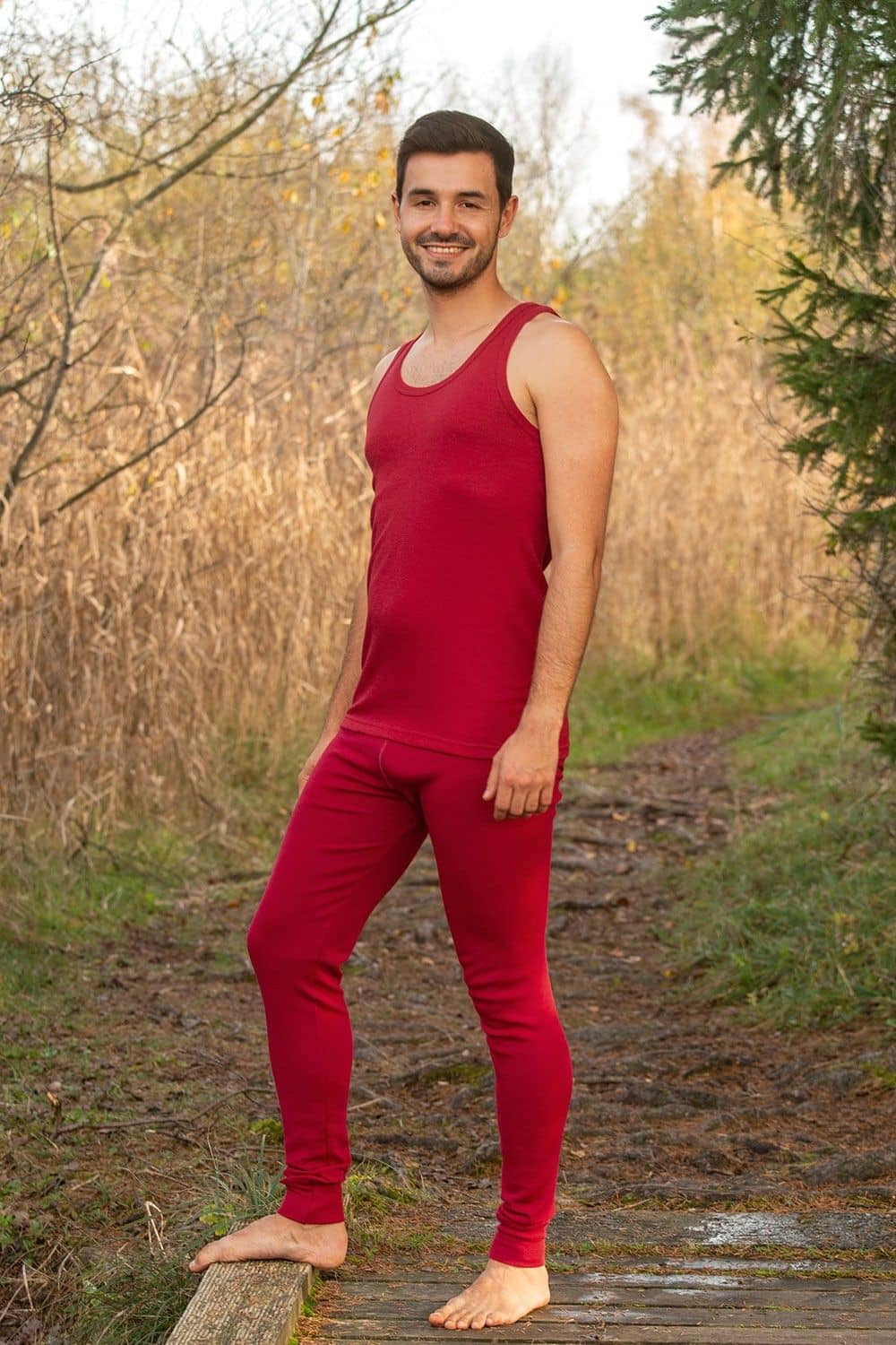 Mann trägt rote lange Unterhose aus bio Wolle (kbT) dazu ein rotes Trägertop