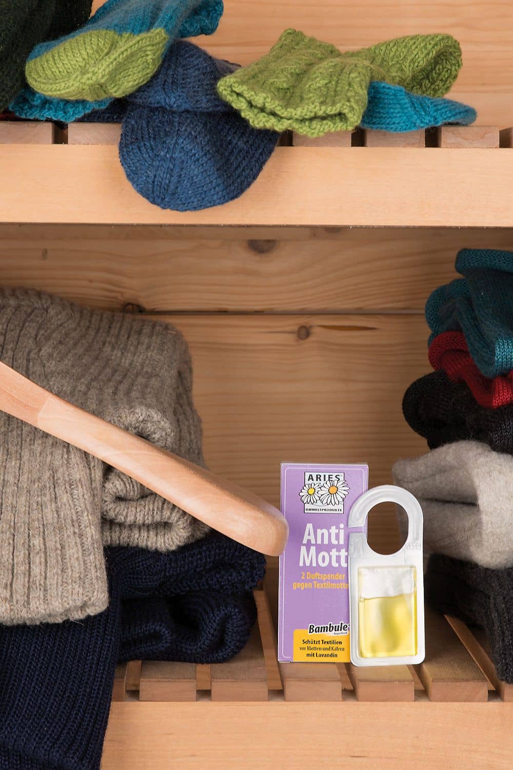 Duftspender Anti Mott Anti Mott Duftspender gegen Kleidermotten von Aries mit Lavandin neben lila Verpackung in Kleiderschrank