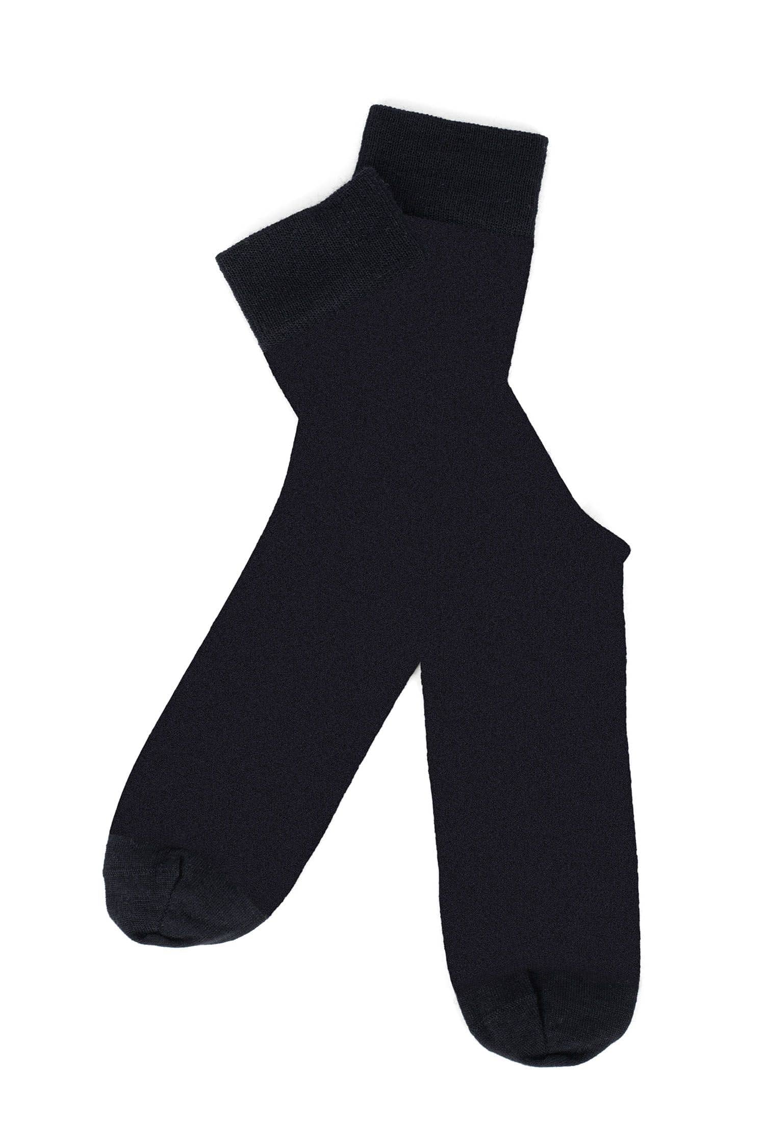 ein Paar schwarze feine Wollsocken vom Finkhof aus bio Wolle (kbT), bio Baumwolle (kbA) und Elasthan, Freisteller