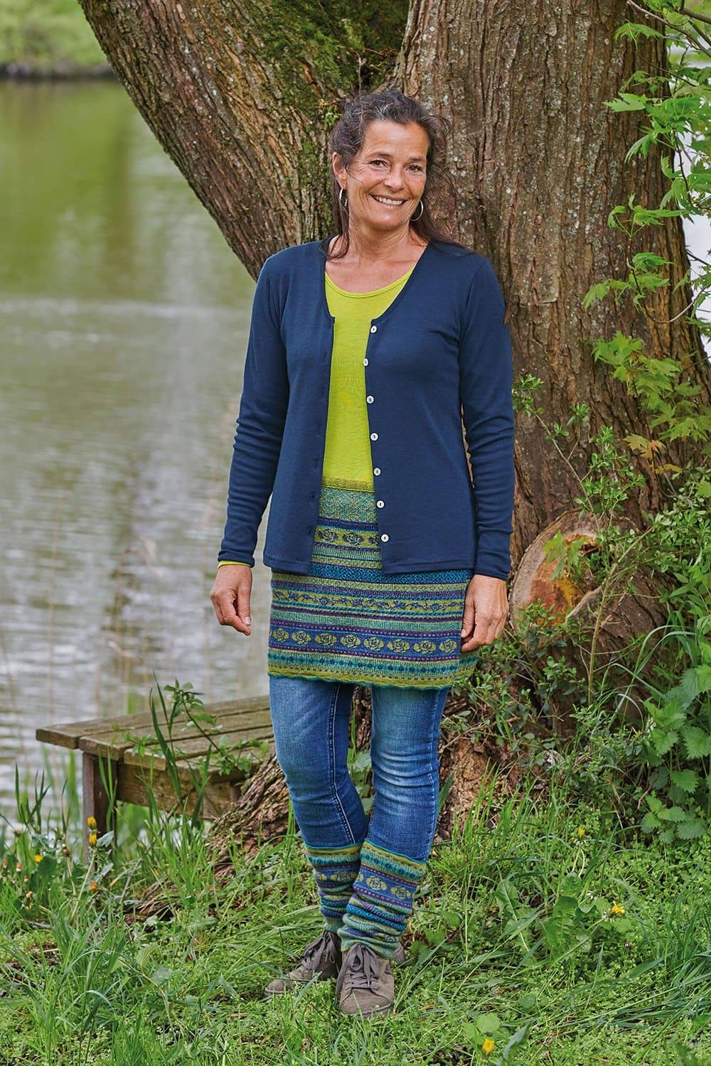 Cacheur gemustert aus reiner Bio-Schurwolle Frau trägt marineblauen Cardigan aus bio Wolle (kbT) und Seide mit grünem Shirt,gemustertem Cacheur und Stulpen