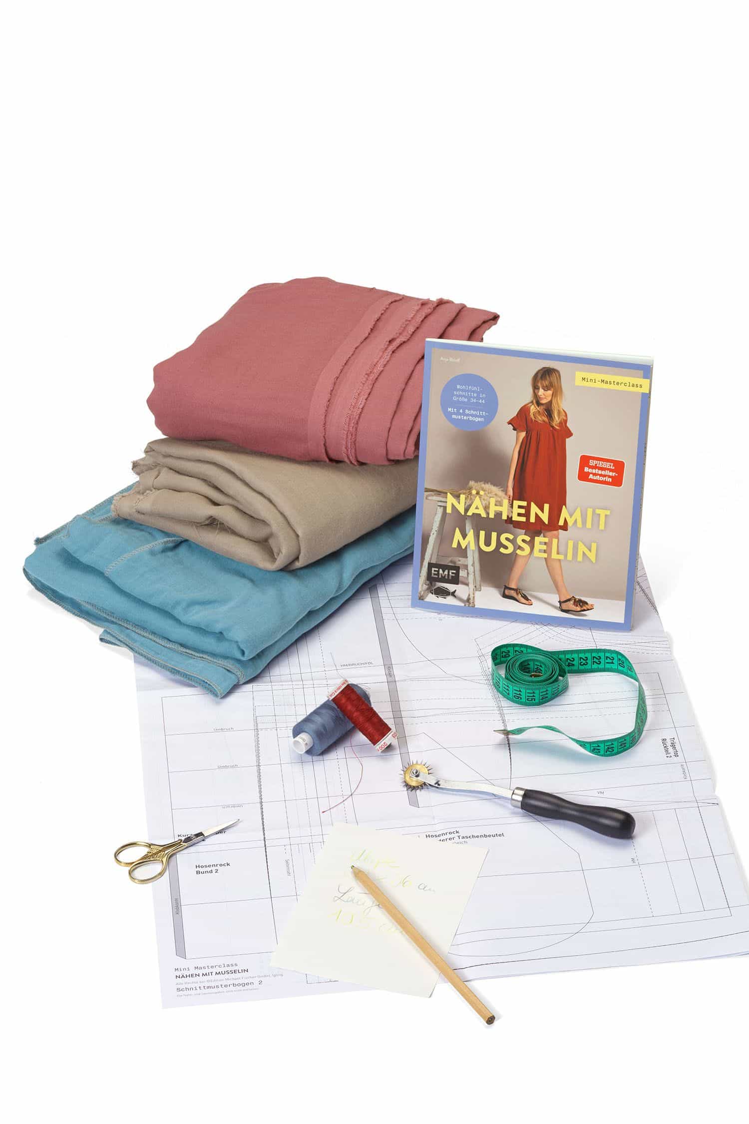 Nähen mit Musselin Buch ,,Nähen mit Musselin" mit Nähutensilien und Baumwollmusselinstoff