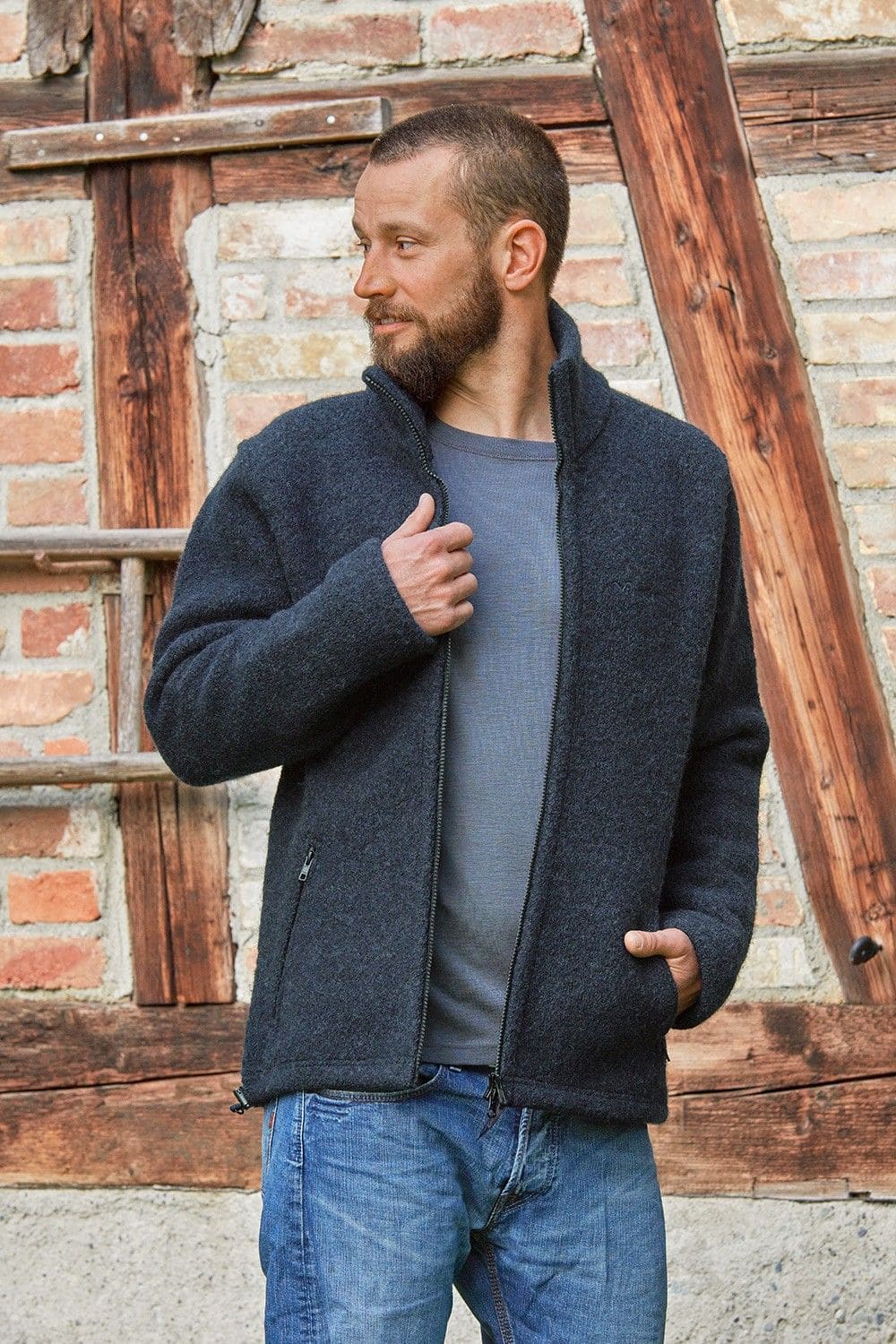 Mann trägt blaues Shirt und nachtblaue Jacke aus Walkstoff mit Reißverschluss