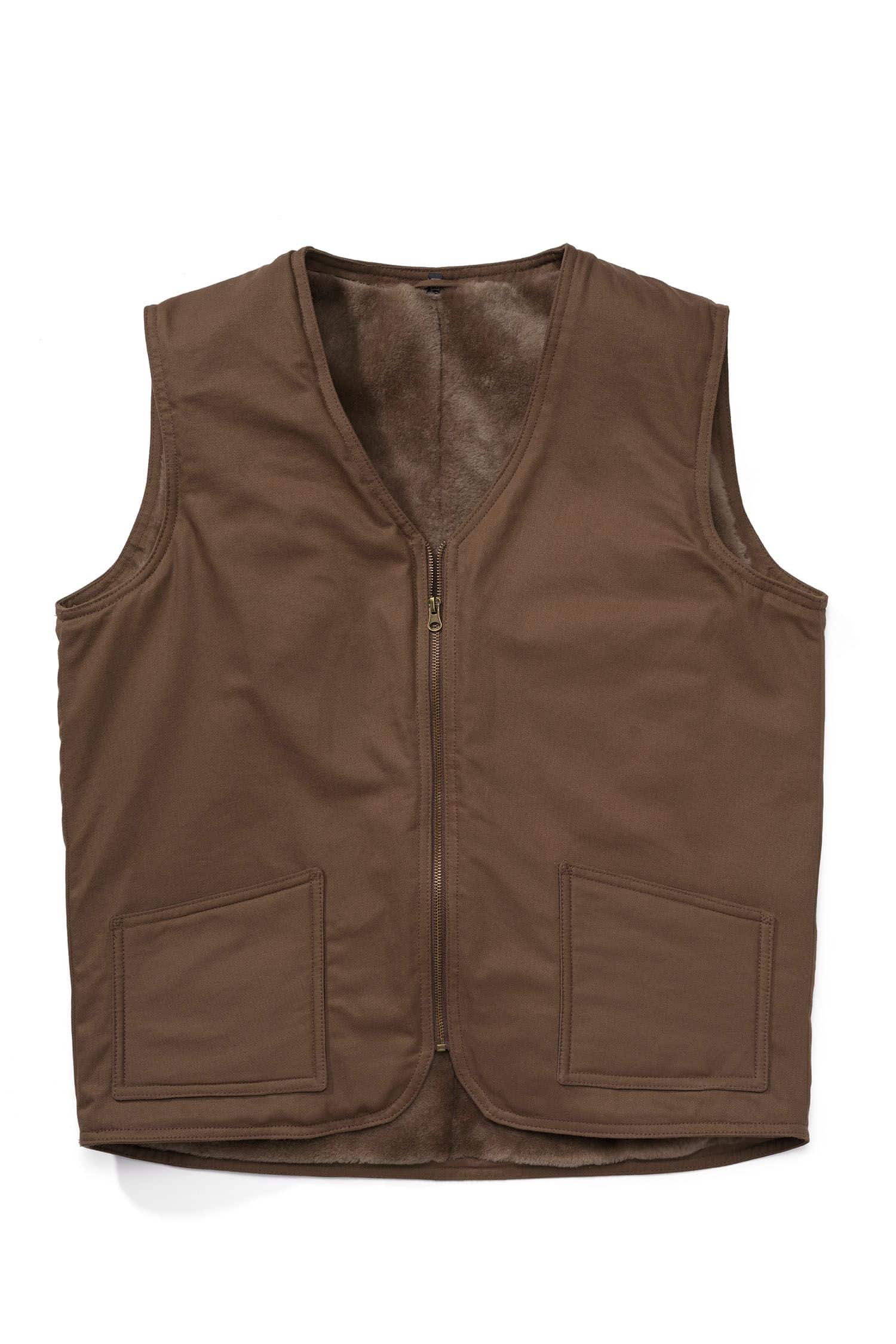 braune Fellweste aus bio Baumwolle (kbA) und Fell vom Finkhof, Freisteller