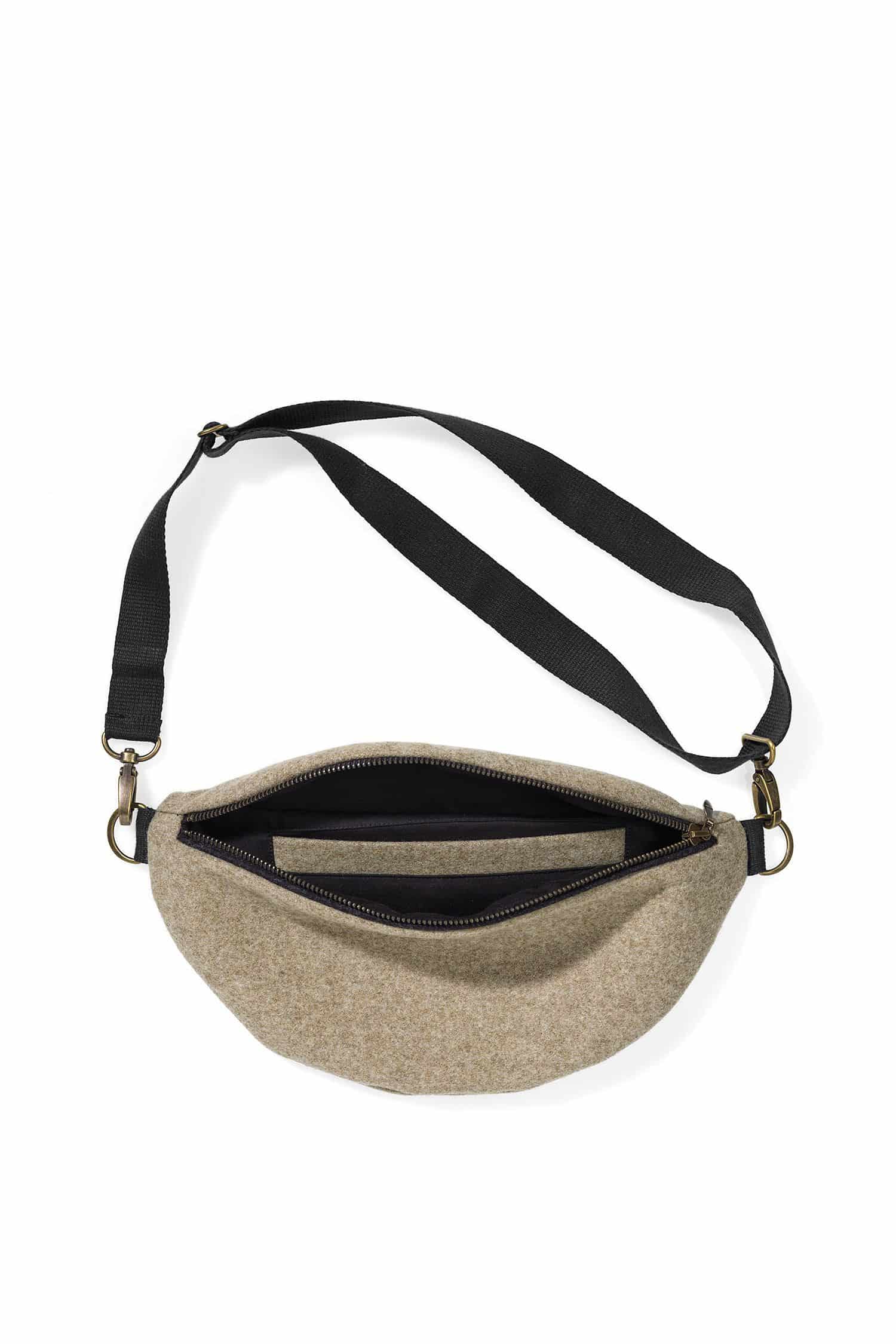 beige Hüft- und Schultertasche aus Loden (Webstoff aus Schurwolle) vom Finkhof, Freisteller geöffnet