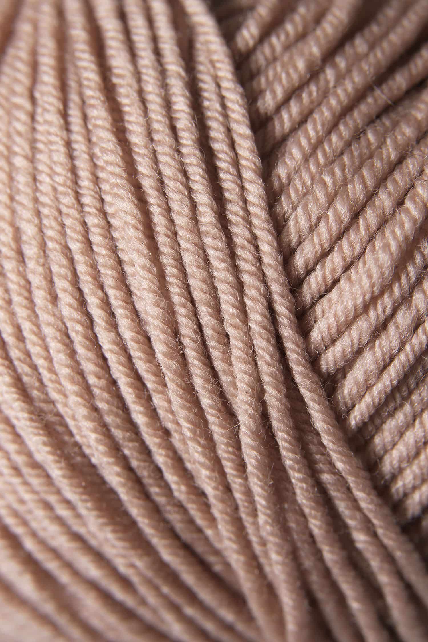 Nahaufnahme von Finkhof Merinowolle Weich&Warm in camel aus bio Wolle (kbT)