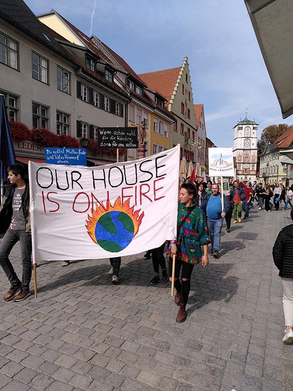 Klimademonstration in Wangen mit Schild ,,Our House is on fire"