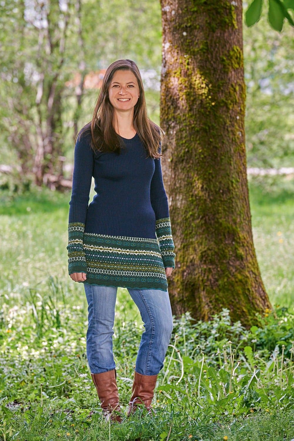Frau mit Jeans, gemusterten Stulpen und Cacheur und marineblauem Shirt mit V Ausschnitt aus bio Wolle (kbT) vom Finkhof