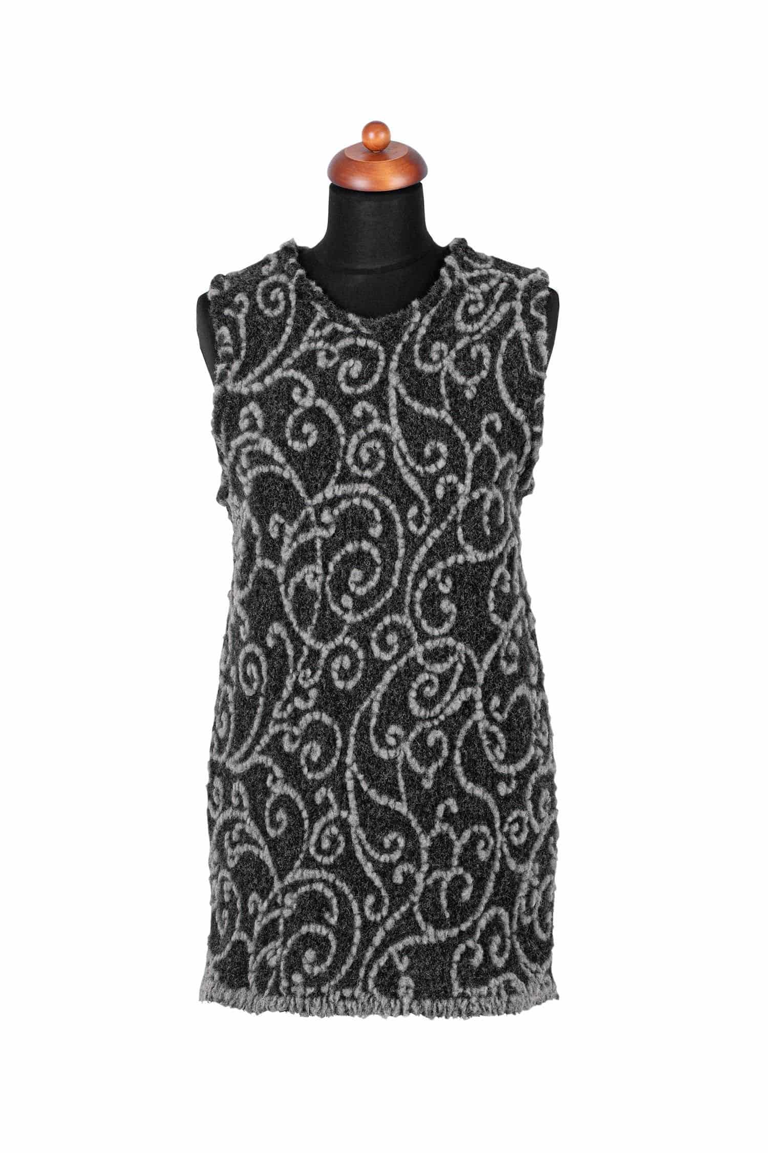 Tunika aus schwarzem Stoff mit grauem Muster aus bio Wolle (kbT) und bio Baumwolle (kbA) an Schneiderpuppe