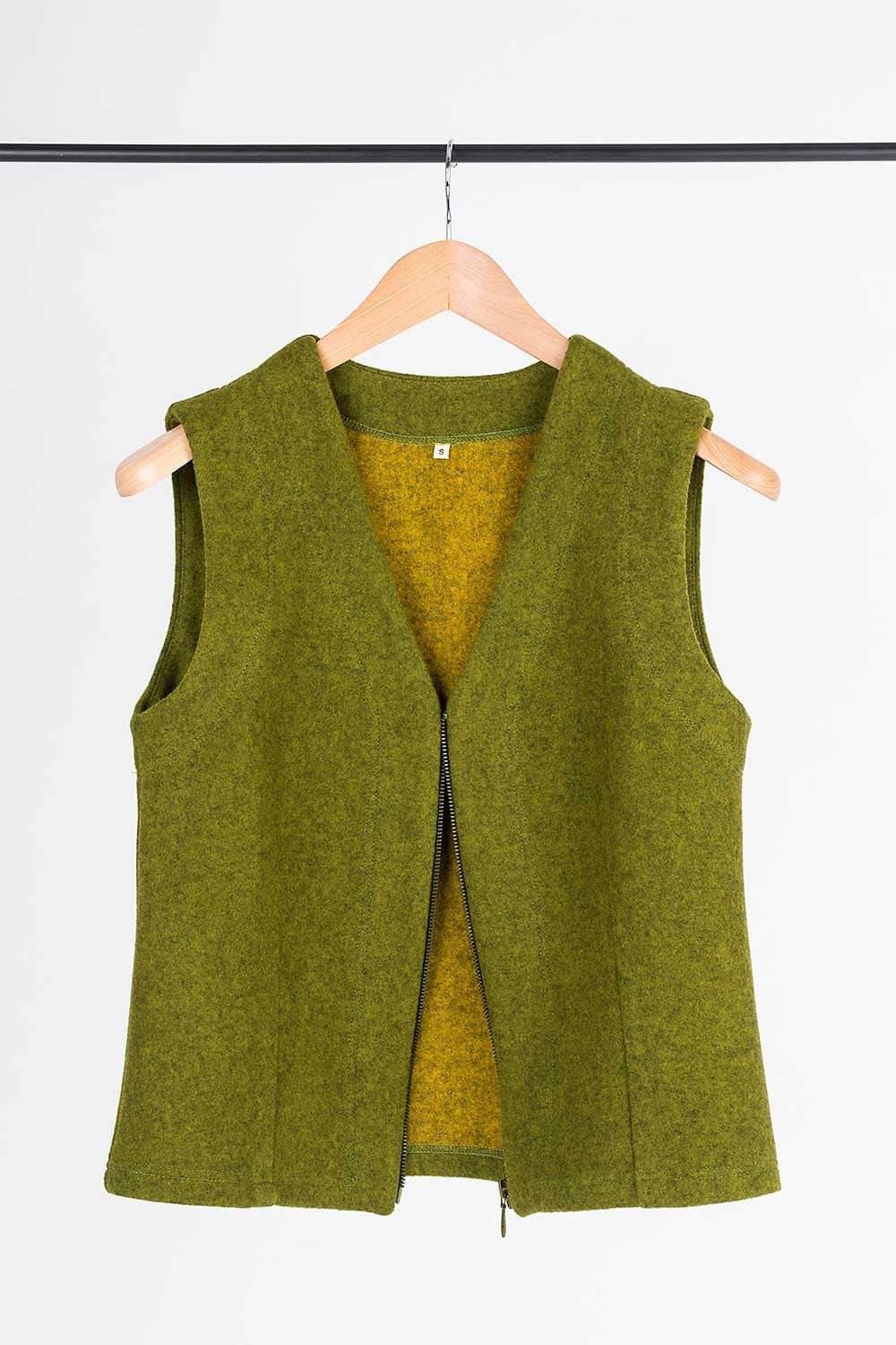 grüne Weste Marlene vom Finkhof mit Reißverschluss hängt auf Kleiderstange