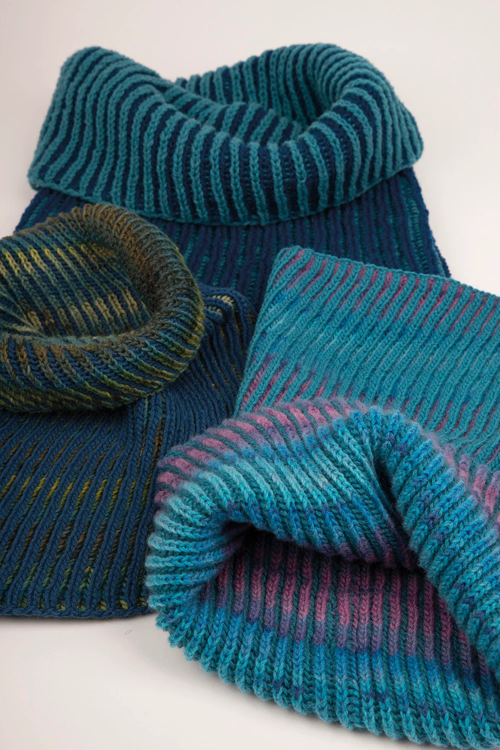 drei gestickte Loopschäle in Blautönen