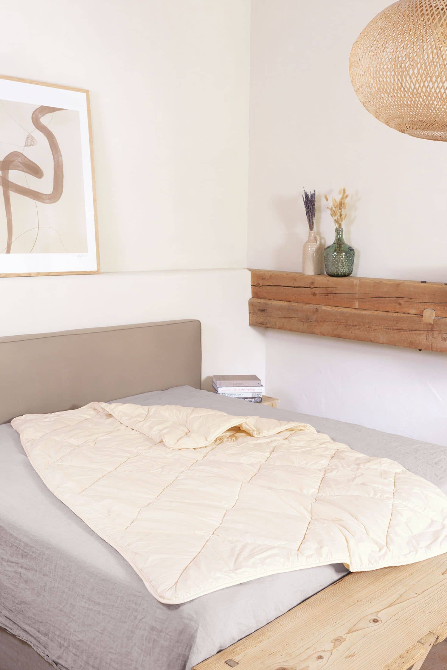 Finkhof Kombi Steppdecke aus bio Wolle (kbT) und bio Baumwolle (kbA) liegt auf Bett