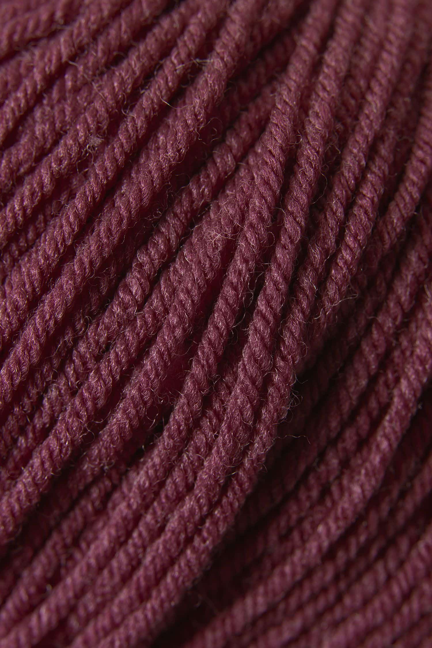 Nahaufnahme von Finkhof Merinowolle Weich&Warm in weinrot aus bio Wolle (kbT)