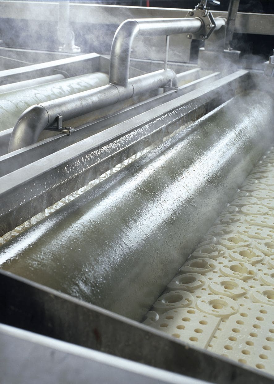 qul-der-vulkanisierte-latexkern-wird-mit-heissem-wasserdampf-gewaschen_23_qul_pm_winter_rgb_02(© qul-ev.de) Latex beim Waschen mit heißem Wasserdampf