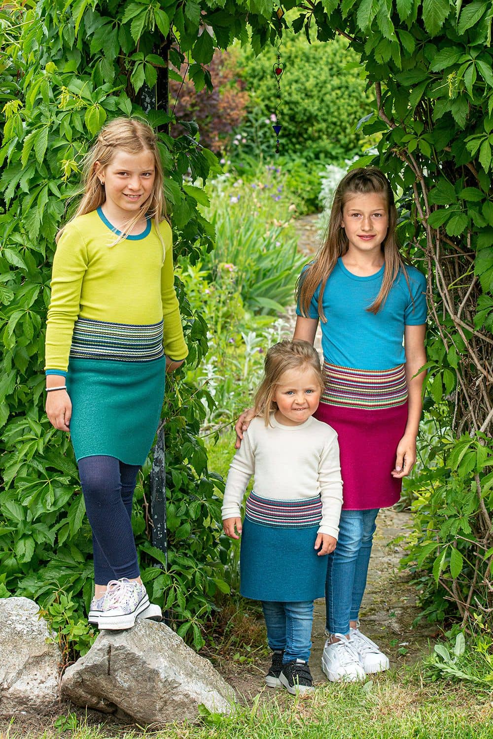 Rock Stine Kinder tragen Finkhof Rock mit Wollbund aus bio Wolle (kbT) in verschiedenen Farben mit unifarbigen Shirts