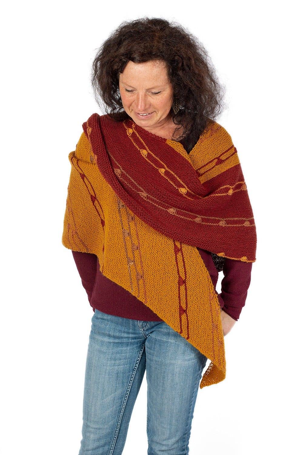 Frau trägt gelb rotes Tuch aus der feinen Finkhof Sockenwolle aus bio Wolle (kbT)