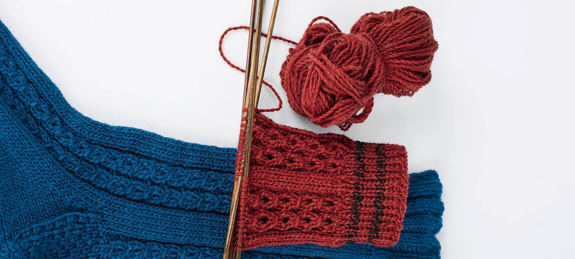 Strickbeispiele in rot und blau aus feiner Finkhof Sockenwolle
