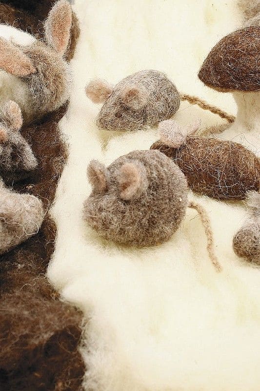 graue Mäuschen als Projektbeispiel für die naturweiße Finkhof Bastelwolle