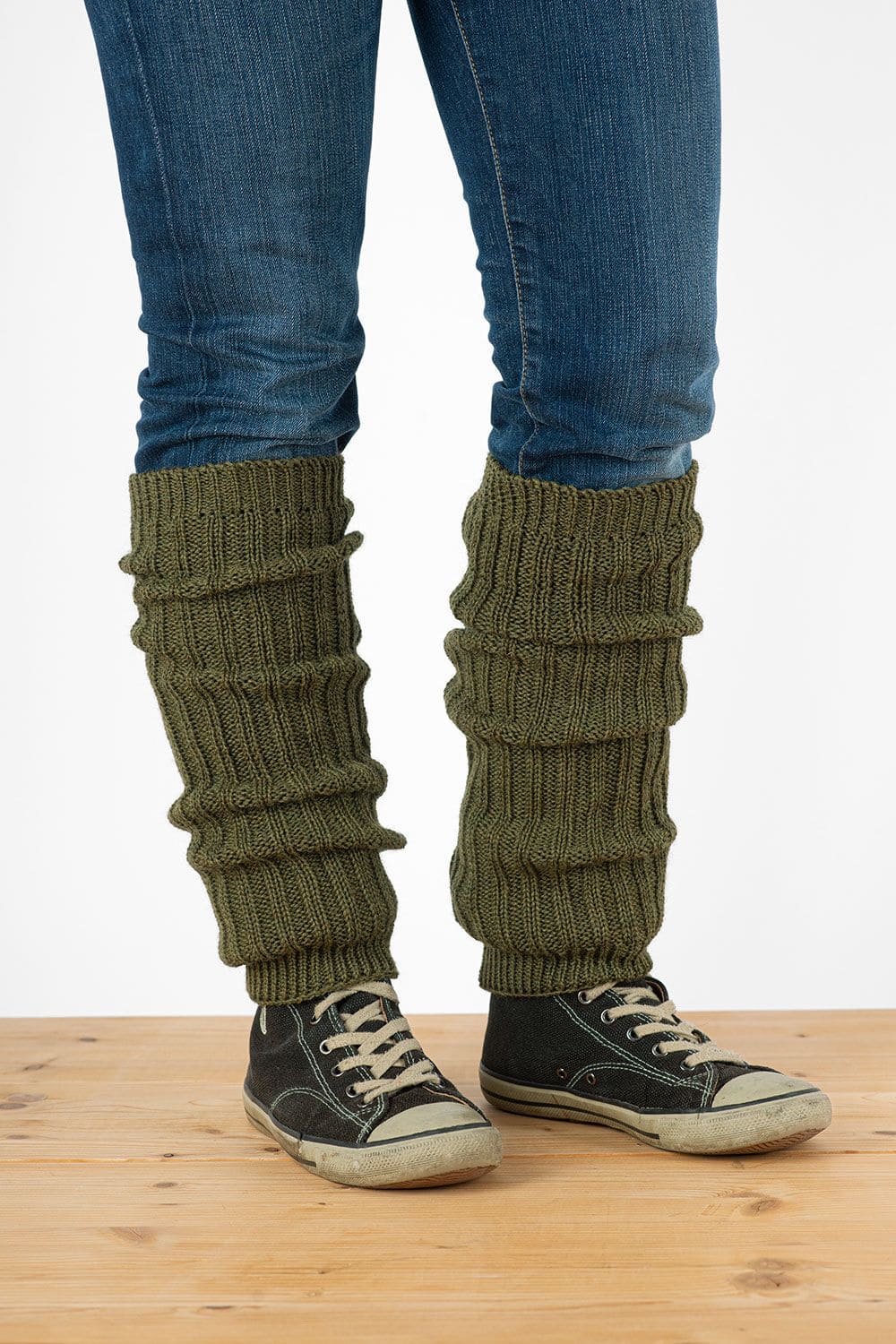 einfarbige olivegrüne Beinstulpen vom Finkhof aus bio Wolle (kbT) mit Jeans und Chucks
