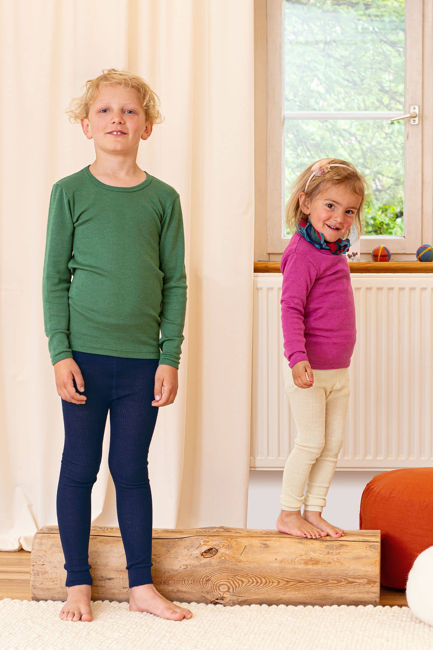 Woll-Leggings für Kinder Kinder in Wohnzimmer tragen unifarbene Leggings aus bio Wolle (kbT) mit einfarbigen Shirts