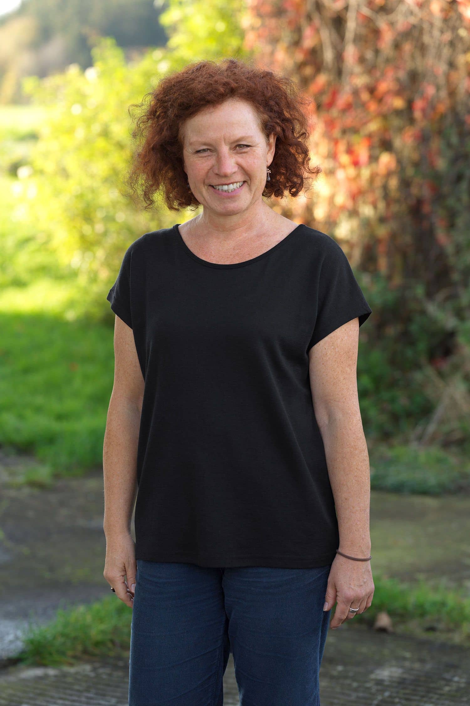 Frau trägt schwarzes oversize Shirt aus bio Wolle (kbT) und Seide