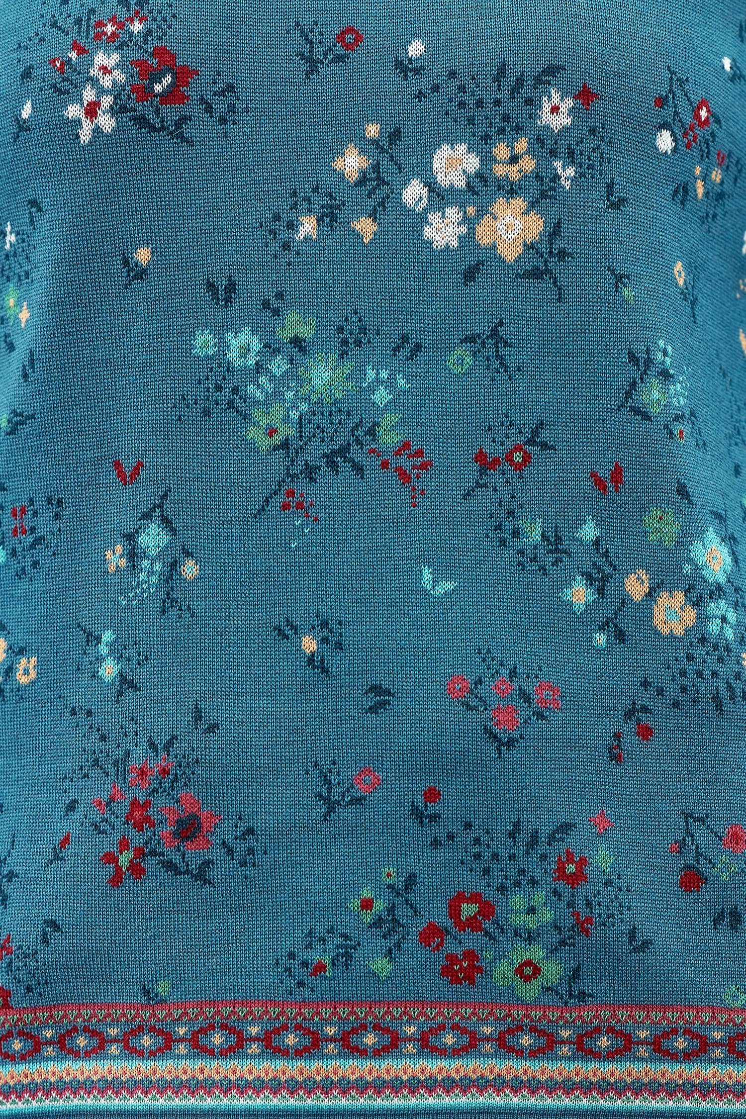 Detailfoto von blauem Pulli mit Blumenmuster