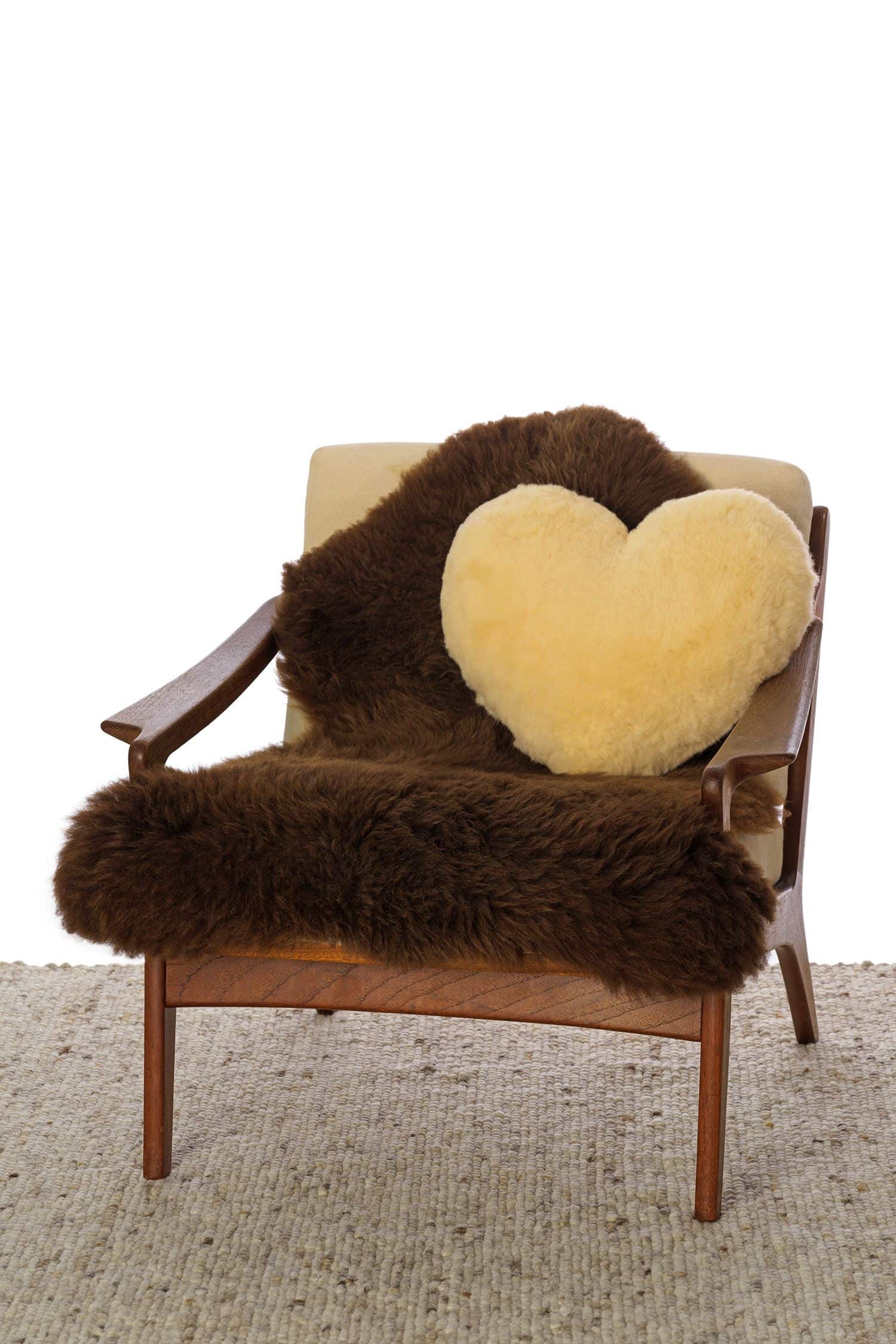 gelbliches großes Herz aus relugan gegerbtem Schaffell vom Finkhof auf einem Sessel mit braunem Fell