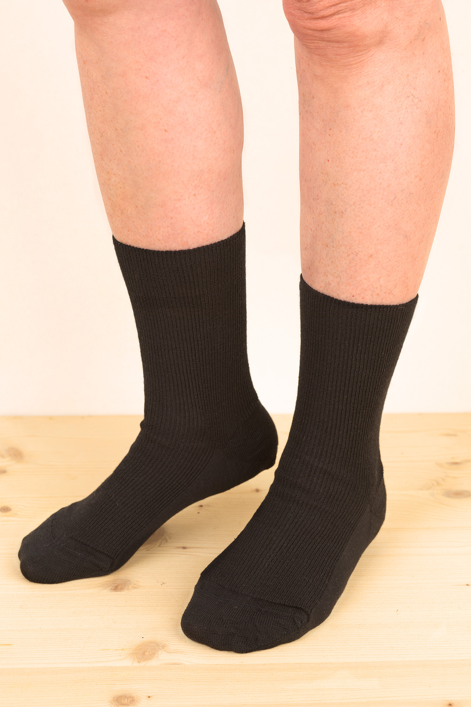 Model trägt schwarze Venensocken aus bio Baumwolle (kbA) und Wolle