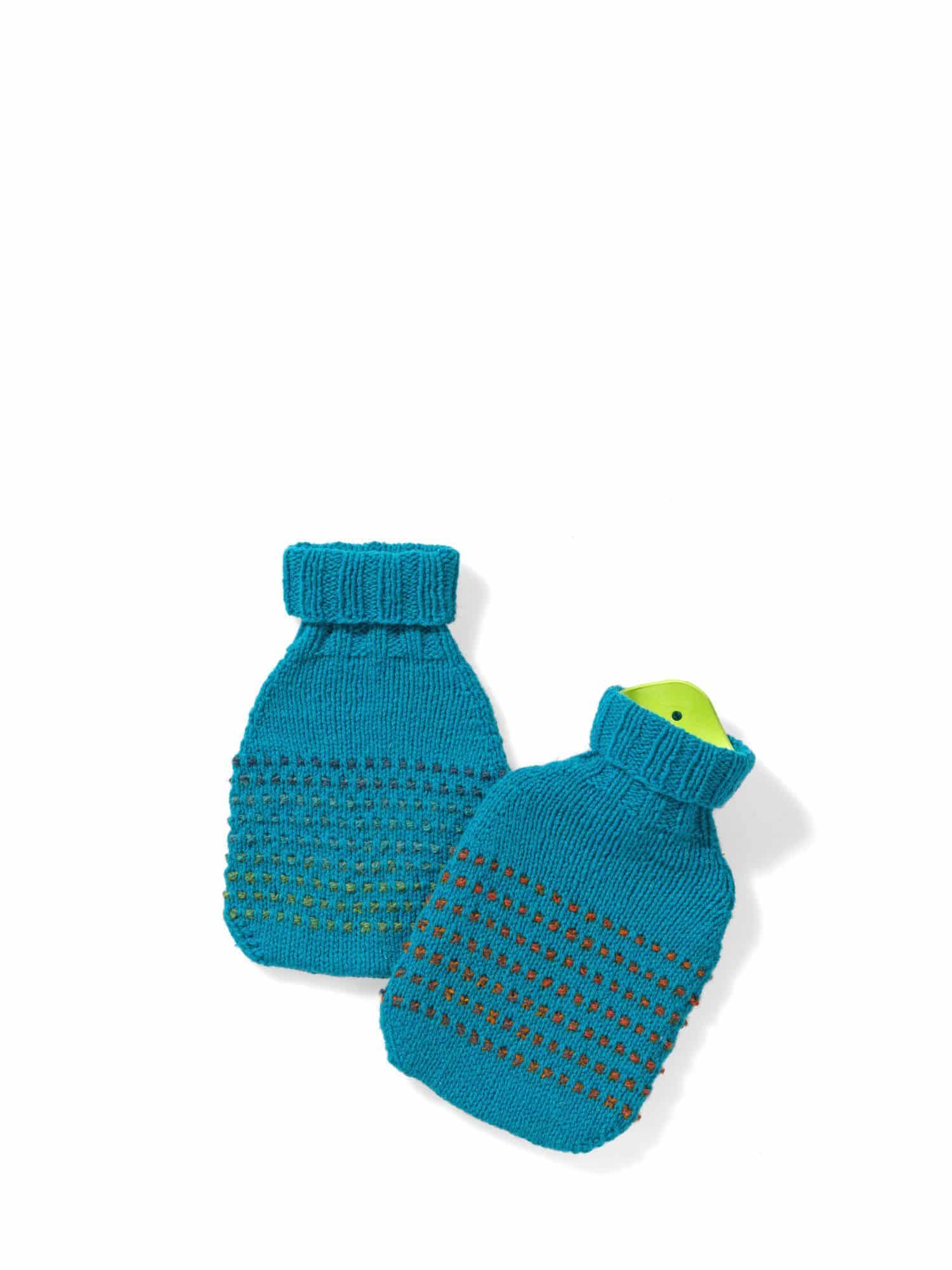 türkis grüne selbstgestrickte Wärmflaschenbezüge, Freisteller
