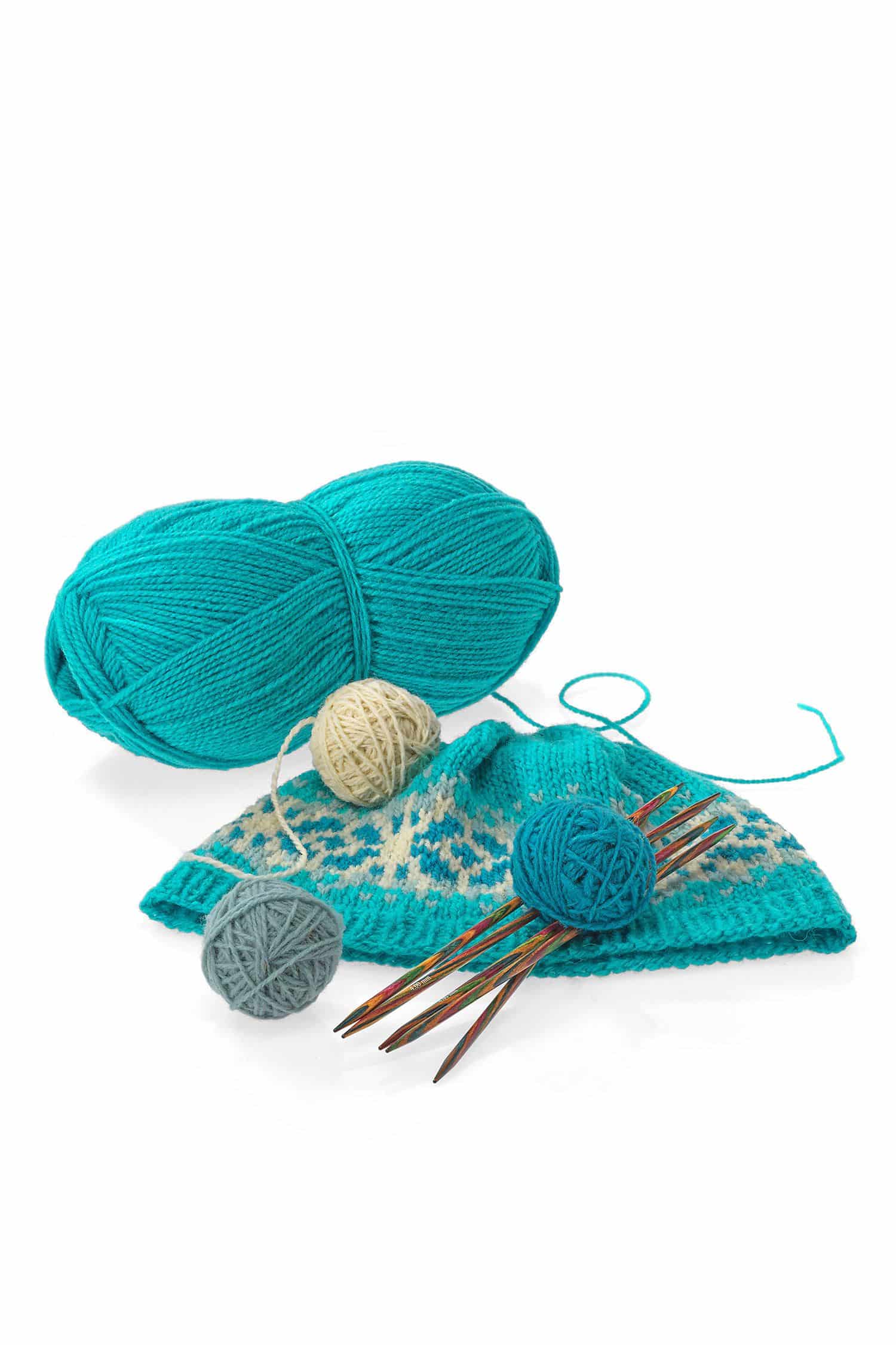 dünne Finkhof Merinwolle aus bio Wolle (kbT) in türkis als Knäul mit Strickstück und Nadeln
